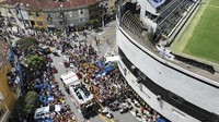 Mobil yang membawa jenazah Pele keluar dari Stadion Vila Belmiro menuju Memorial Necropole Ecumenica, Selasa (3/1/2023) waktu setempat.