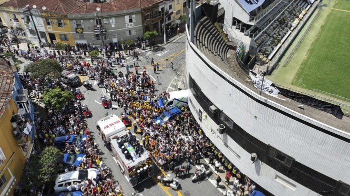 Setelah disemayamkan di Stadion Vila Belmiro, jenazah Pele dibawa ke Memorial Necropole Ecumenica. Jenazah Pele dimakamkan di pemakaman vertikal tersebut.