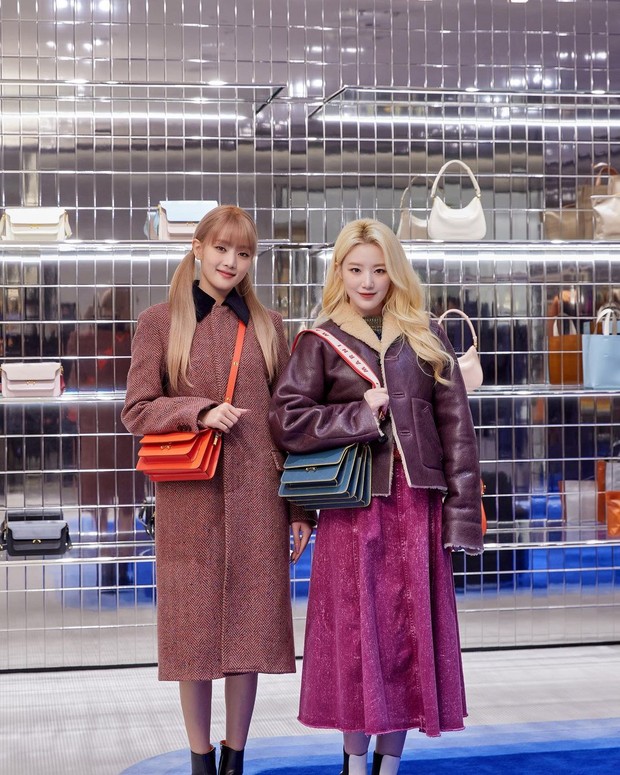 Monochromatic | Foto: Instagram | @yeh.shaa_ Tips dan trik memakai dress saat musim hujan agar tetap hangat