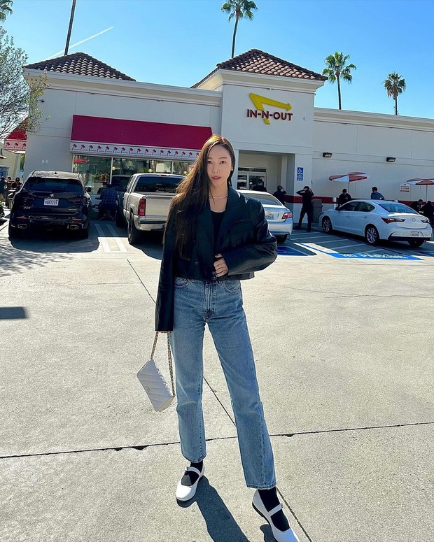 Outfit dengan Celana Jeans ala Jessica Jung. Foto: Instagram.com/jessica.syj Outfit dengan Celana Jeans ala Jessica Jung. Foto: Instagram.com/jessica.syj