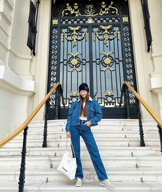 Outfit dengan Celana Jeans ala Jessica Jung. Foto: Instagram.com/jessica.syj Outfit dengan Celana Jeans ala Jessica Jung. Foto: Instagram.com/jessica.syj