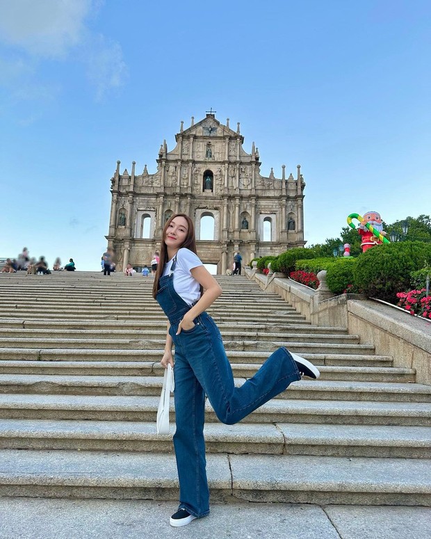 Outfit dengan Celana Jeans ala Jessica Jung. Foto: Instagram.com/jessica.syj Outfit dengan Celana Jeans ala Jessica Jung. Foto: Instagram.com/jessica.syj