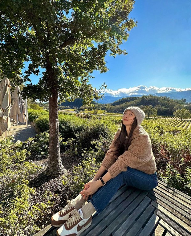 Outfit dengan Celana Jeans ala Jessica Jung. Foto: Instagram.com/jessica.syj Outfit dengan Celana Jeans ala Jessica Jung. Foto: Instagram.com/jessica.syj