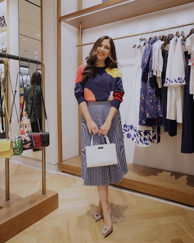 Outfit ke kantor ala Jessica Mila. Foto: Instagram.com/jscmila Outfit ke kantor ala Jessica Mila. Foto: Instagram.com/jscmila