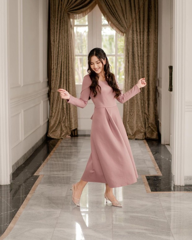 Outfit ke kantor ala Jessica Mila. Foto: Instagram.com/jscmila Outfit ke kantor ala Jessica Mila. Foto: Instagram.com/jscmila