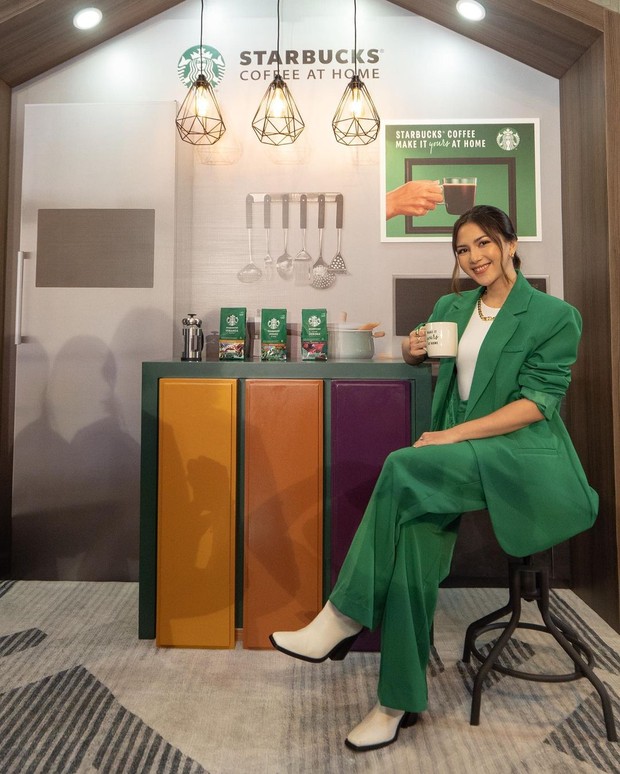 Outfit ke kantor ala Jessica Mila. Foto: Instagram.com/jscmila Outfit ke kantor ala Jessica Mila. Foto: Instagram.com/jscmila