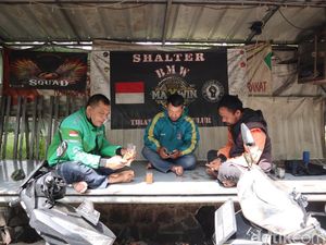 Saat Driver Ojol dan Opang Saling Berbagi Rezeki di Bekamin Bandung