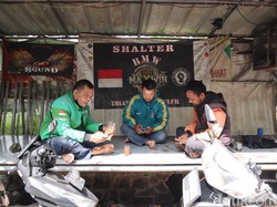 Saat Driver Ojol dan Opang Saling Berbagi Rezeki di Bekamin Bandung