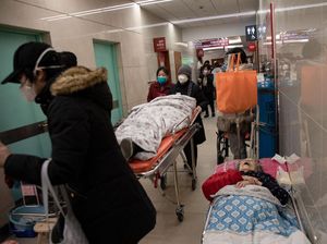 Penampakan Pasien COVID-19 Membludak di IGD RS China