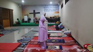 Indahnya Toleransi di Kudus, Korban Banjir Salat di Aula Gereja