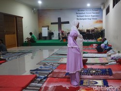 Toleransi di Kudus, Korban Banjir Salat di Aula Gereja