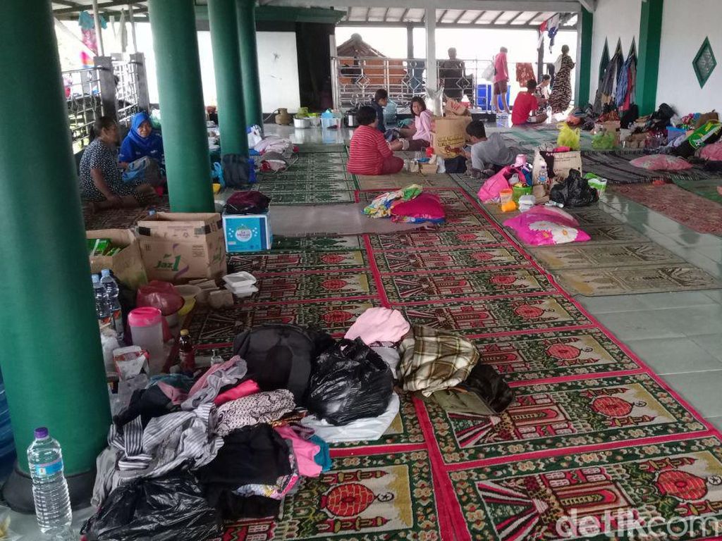 Curhat Pengungsi Trimulyo Semarang: Dingin Butuh Selimut