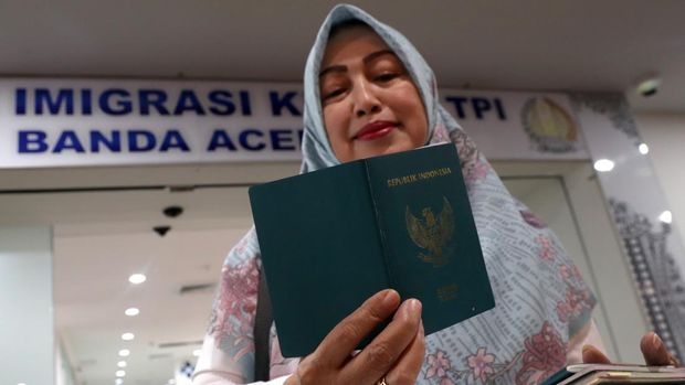 Warga mengurus perpanjangan paspor di Kantor Imigrasi, Banda Aceh, Aceh, Rabu (4/1/2023). Kantor Imigrasi Kelas I TPI Banda Aceh mencatat terjadi peningkatan permohonan baru serta perpanjangan masa berlaku paspor hingga 100 persen lebih sejak dibuka dan ditambahnya jadwal penerbangan internasional dari Bandara Sultan Iskandar Muda. ANTARA FOTO / Irwansyah Putra/rwa.
