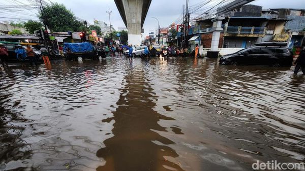 Perempatan Seskoal Cipulir Banjir, Lalin Terputus