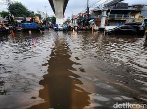 Perempatan Seskoal Cipulir Banjir, Lalin Terputus