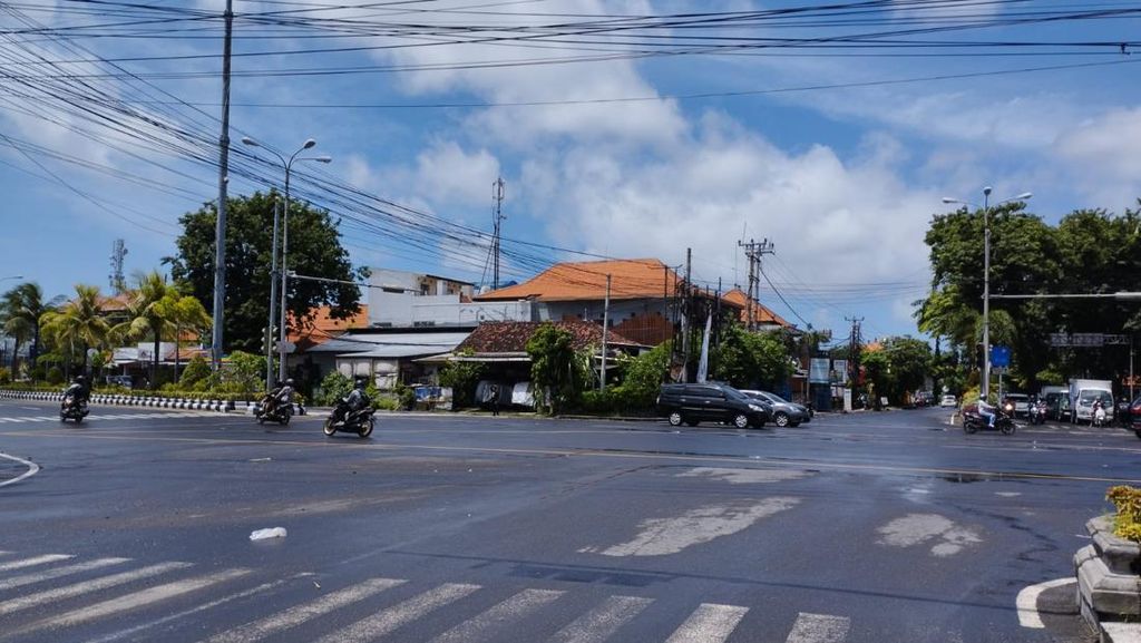 Lengang Jalanan Denpasar Saat Galungan Lengang Jalanan Denpasar Saat Galungan