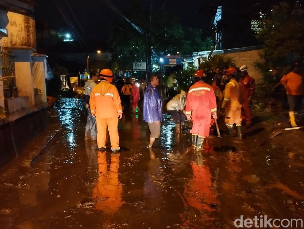 Diguyur Hujan, Bandungan-Ambarawa Banjir dan Longsor Diguyur Hujan, Bandungan-Ambarawa Banjir dan Longsor