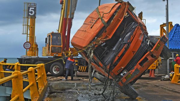 Foto-foto Evakuasi Truk yang Nyemplung di Pelabuhan Merak