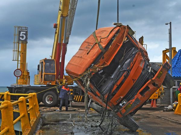 Foto-foto Evakuasi Truk yang Nyemplung di Pelabuhan Merak