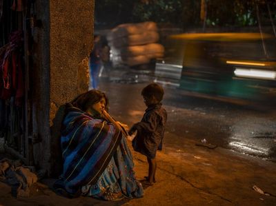 Potret Pilu Tunawisma di India Menggigil Kedinginan