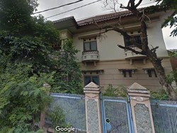 Rumah Mewah Ibu Eny Kini Disemprot Cairan Desinfektan