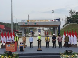 Jokowi Resmikan Tol Pekanbaru-Bangkinang, Optimis Ekonomi Makin Baik