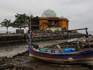 Ratusan Rumah di Pesisir Karawang Hilang Tergerus Abrasi