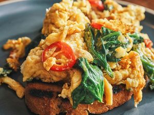 Resep Orak-Arik Telur Cabe dan Bayam yang Pedas Gurih Cocok Buat Sarapan Resep Orak-Arik Telur Cabe dan Bayam yang Pedas Gurih Cocok Buat Sarapan