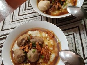 5 Sekte Makanan Aneh Terbaru, Makan Croissant Pakai Nasi Pecel!