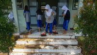 Siswa SMPN 9 Batang Gotong Royong Bersihkan Lumpur Usai Banjir