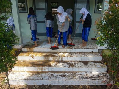 Siswa SMPN 9 Batang Gotong Royong Bersihkan Lumpur Usai Banjir