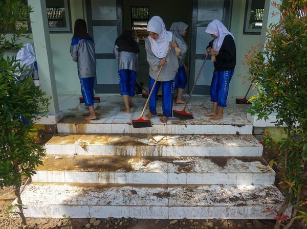 Siswa SMPN 9 Batang Gotong Royong Bersihkan Lumpur Usai Banjir