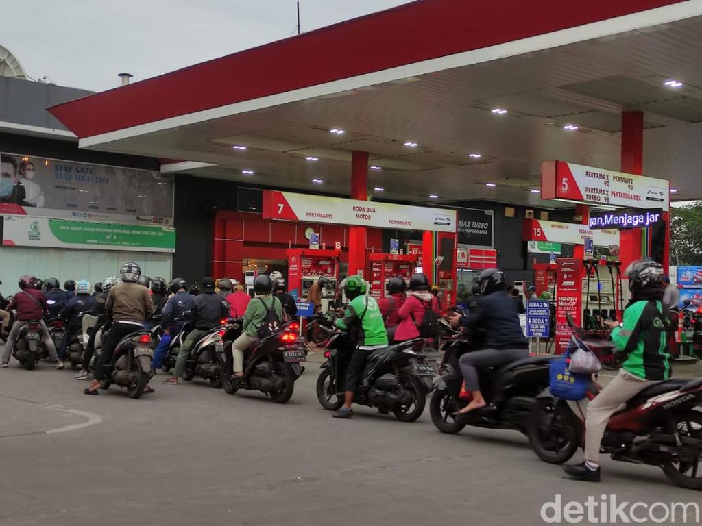 Potret SPBU Pertamina Diserbu Warga usai Harga Pertamax Turun Potret SPBU Pertamina Diserbu Warga usai Harga Pertamax Turun