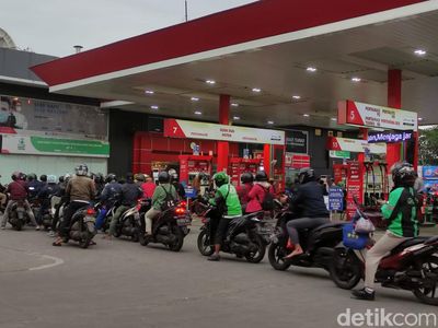 Potret SPBU Pertamina Diserbu Warga usai Harga Pertamax Turun