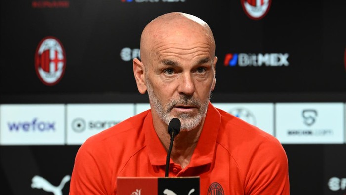 CAIRATE, ITALY - JANUARY 03: Head coach AC Milan Stefano Pioli
 speaks with the media during a press conference at Milanello on January 03, 2023 in Cairate, Italy. (Photo by Claudio Villa/AC Milan via Getty Images)