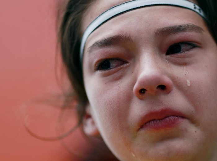 Soccer Football - Death of Brazilian soccer legend Pele - Santos, Brazil - January 3, 2023 A fan reacts in the streets of Santos, as the coffin with the Brazilian football legend Pele is transported by the fire department from the Vila Belmiro stadium REUTERS/Ueslei Marcelino