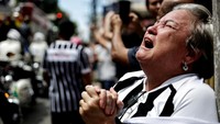 Tak sedikit dari mereka yang menangis haru saat menyaksikan peti jenazah Pele. REUTERS/Ueslei Marcelino  