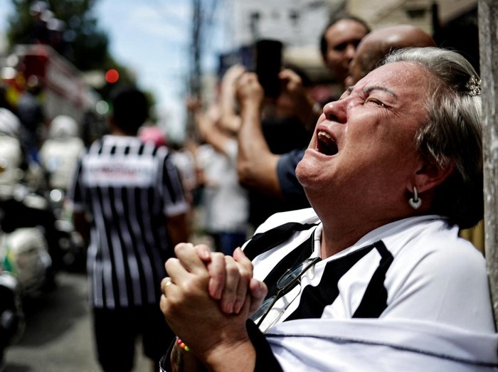 Soccer Football - Death of Brazilian soccer legend Pele - Vila Belmiro Stadium, Santos, Brazil - January 3, 2023 A mourner reacts as Brazilian soccer legend Pele is transported by the fire department, from his former club Santos' Vila Belmiro stadium REUTERS/Ueslei Marcelino     TPX IMAGES OF THE DAY