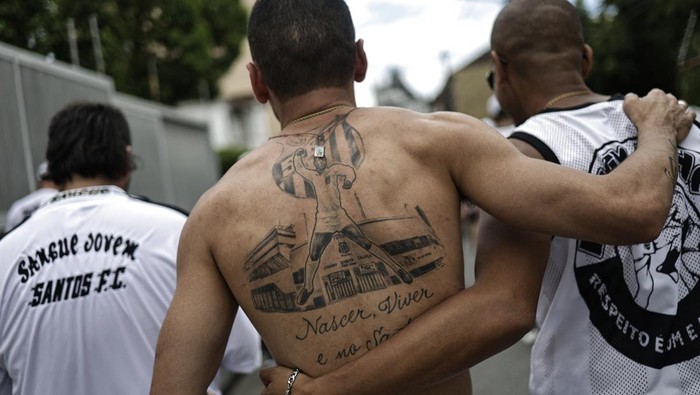 Soccer Football - Death of Brazilian soccer legend Pele - Santos, Brazil - January 3, 2023 General view of a Pele tattoo on the back of a Santos fan, as Brazilian soccer legend Pele body, lies in state on the pitch of his former club Santos' Vila Belmiro stadium REUTERS/Ueslei Marcelino