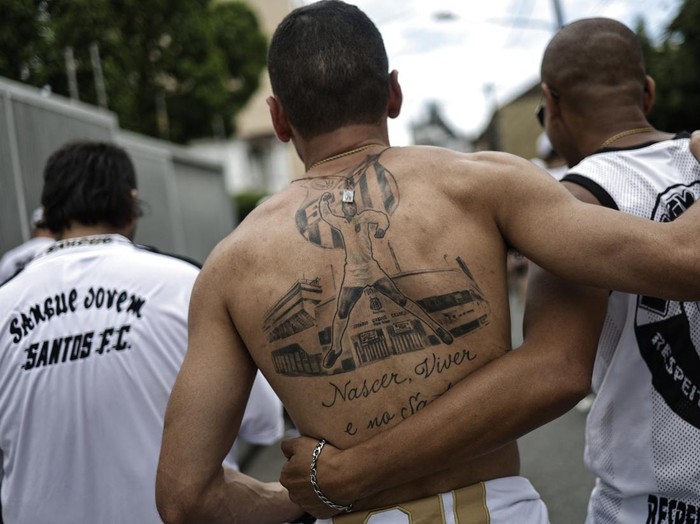 Soccer Football - Death of Brazilian soccer legend Pele - Santos, Brazil - January 3, 2023 General view of a Pele tattoo on the back of a Santos fan, as Brazilian soccer legend Pele body, lies in state on the pitch of his former club Santos' Vila Belmiro stadium REUTERS/Ueslei Marcelino