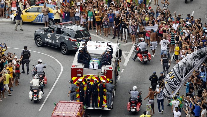 Soccer Football - Death of Brazilian soccer legend Pele - Vila Belmiro Stadium, Santos, Brazil - January 3, 2023 General view of fans as the casket of Brazilian soccer legend Pele is transported by the fire department, from his former club Santos' Vila Belmiro stadium REUTERS/Amanda Perobelli