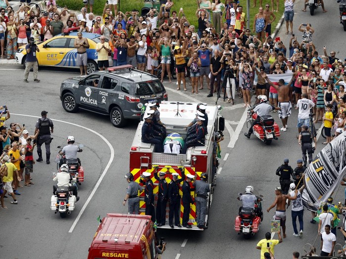 Soccer Football - Death of Brazilian soccer legend Pele - Vila Belmiro Stadium, Santos, Brazil - January 3, 2023 General view of fans as the casket of Brazilian soccer legend Pele is transported by the fire department, from his former club Santos' Vila Belmiro stadium REUTERS/Amanda Perobelli