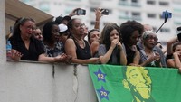 Beberapa orang berusaha mengabadikan momen ini dengan kamera ponselnya sebagai kenang-kenangan. REUTERS/Ricardo Moraes  