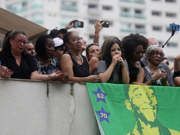 Soccer Football - Death of Brazilian soccer legend Pele - Santos, Brazil - January 3, 2023 Pele's sister Maria Lucia Nascimento, family members, and friends bid farewell to Brazilian soccer legend Pele as the casket is transported by the fire department and passes in front of the home of his mother Celeste Arantes REUTERS/Ricardo Moraes