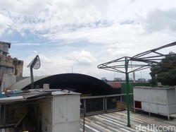 Petugas Bongkar Tenda PKL Lokasi Sejoli Mesum di Teras Cihampelas