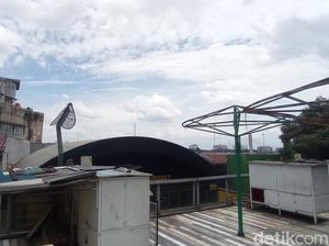 Petugas Bongkar Tenda PKL Lokasi Sejoli Mesum di Teras Cihampelas Petugas Bongkar Tenda PKL Lokasi Sejoli Mesum di Teras Cihampelas