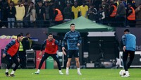 Sesi latihan pertama Cristiano Ronaldo ini disaksikan ribuan suporter Al Nassr. (Reuters/Ahmed Yosri)  