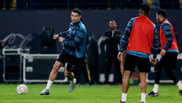 Soccer Football - Al Nassr unveil new signing Cristiano Ronaldo - Mrsool Park, Riyadh, Saudi Arabia - January 3, 2023  New Al Nassr signing Cristiano Ronaldo during training with teammates REUTERS/Ahmed Yosri
