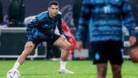 Striker anyar Al Nassr Cristiano Ronaldo langsung mengikuti latihan bersama rekan setim seusai seremoni perkenalan di Stadion Mrsool Park. (Reuters/Ahmed Yosri)  