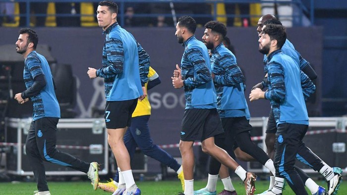 Tengok Latihan Pertama Ronaldo Bareng Al Nassr Al-Nassr's Portuguese forward Cristiano Ronaldo (C) takes part in a team training session after his unveiling at the Mrsool Park Stadium in the Saudi capital Riyadh on January 3, 2023. (Photo by AFP) (Photo by -/AFP via Getty Images)
